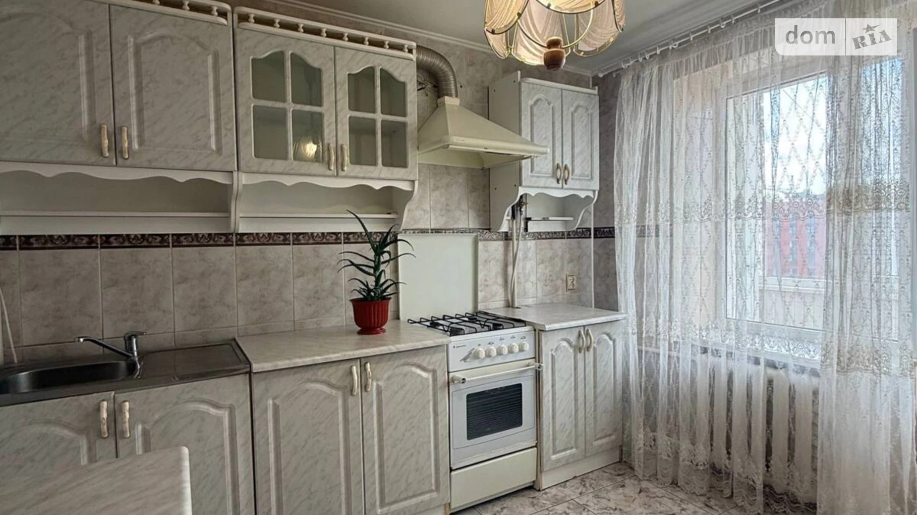 Продается 3-комнатная квартира 71.3 кв. м в Ровно, ул. Соборная, 207 - фото 2