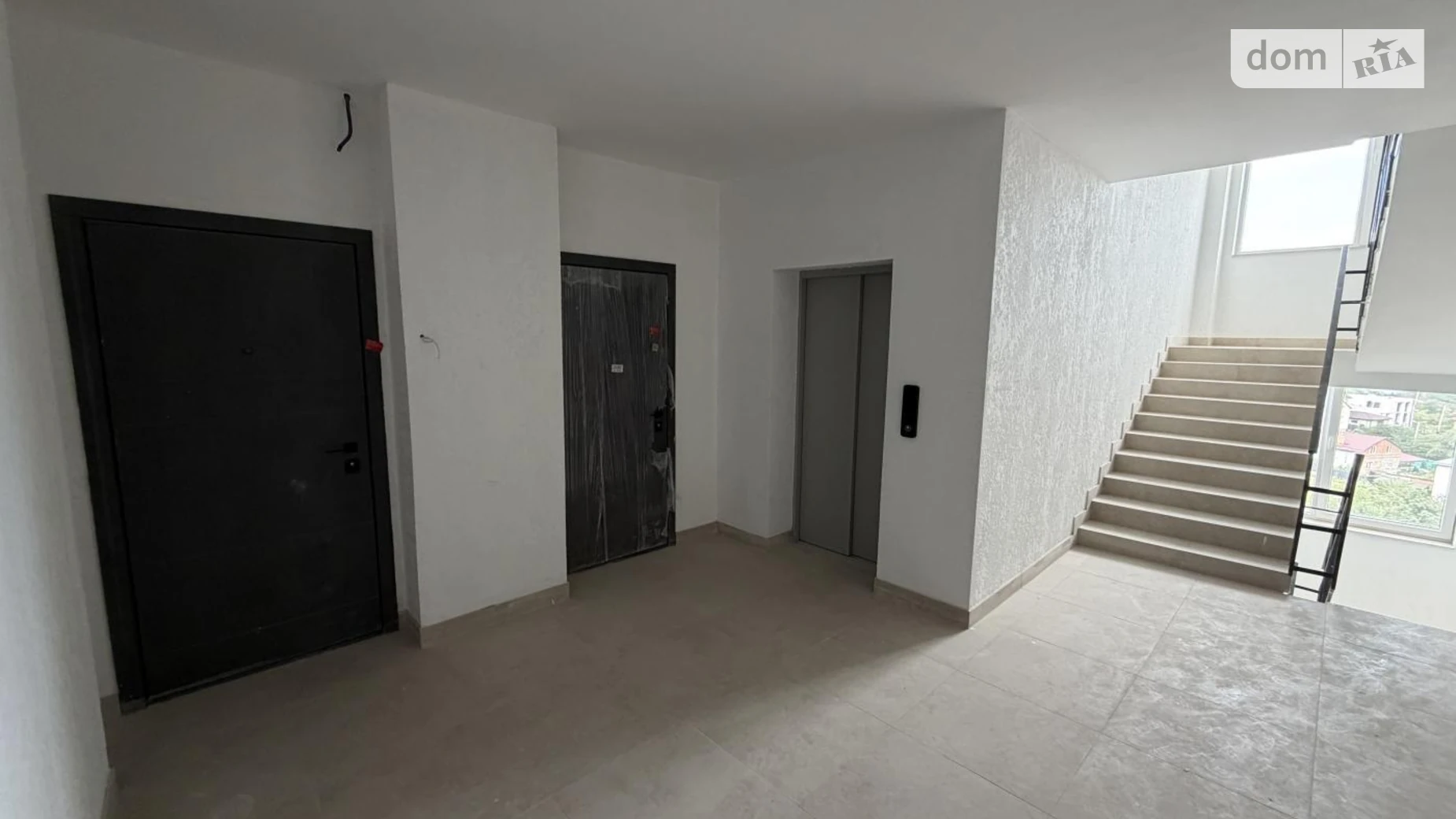 Продается 1-комнатная квартира 50 кв. м в Львове, ул. Камышовая, 11 - фото 2