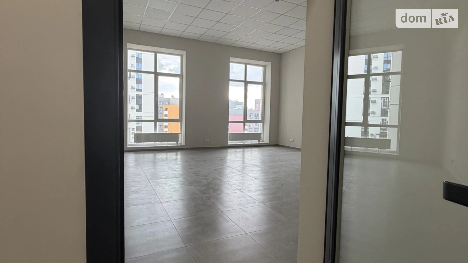 Сдается в аренду офис 59.6 кв. м в бизнес-центре, цена: 596 $ - фото 2