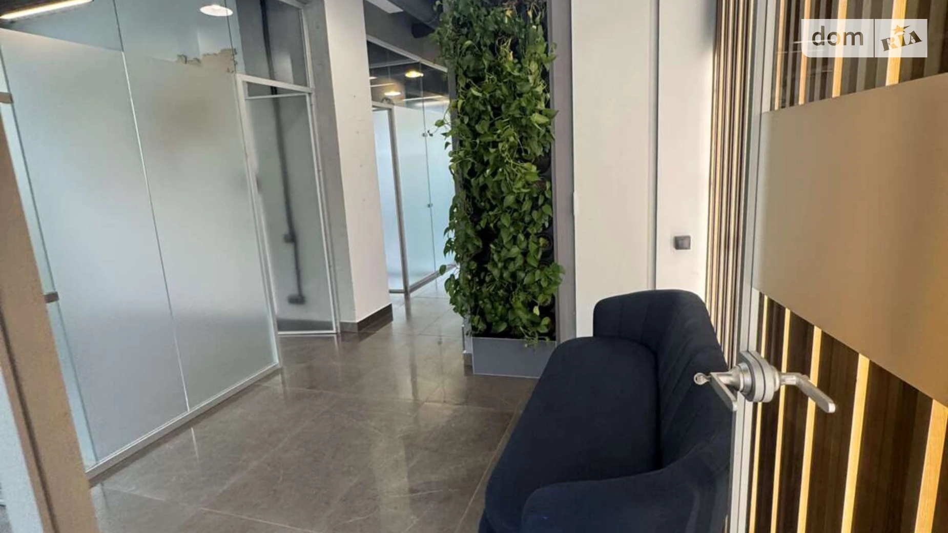 Сдается в аренду офис 134 кв. м в бизнес-центре, цена: 2278 $ - фото 2