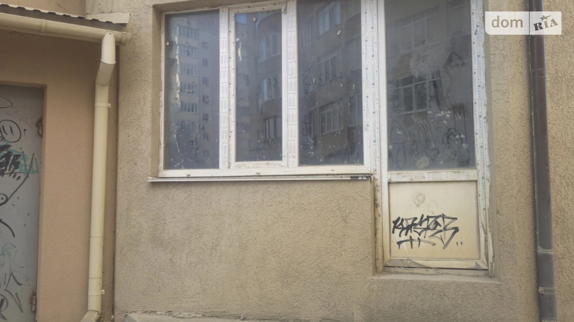 Продається 1-кімнатна квартира 70.6 кв. м у Чернівцях, просп. Незалежності, 116А - фото 4