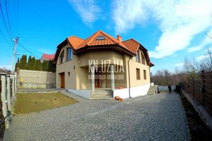 Продается дом на 2 этажа 296 кв. м с беседкой