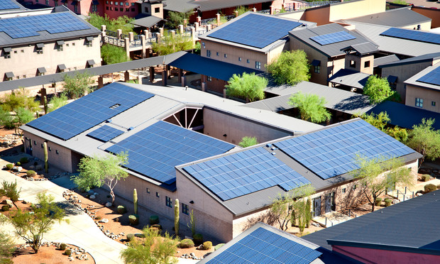 Илон Маск начнет строить крыши для домов из солнечных панелей