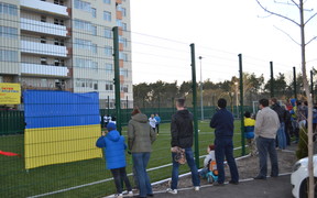 На территории жилого комплекса «Парковые Озера» состоялось торжественное открытие мини-футбольного поля