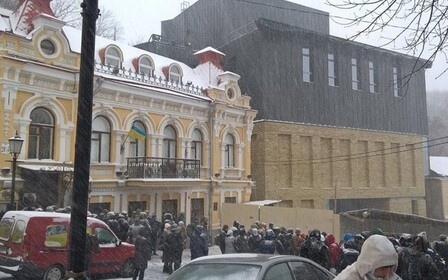 Под крики «Позор!» в Киеве открыли скандальный театр