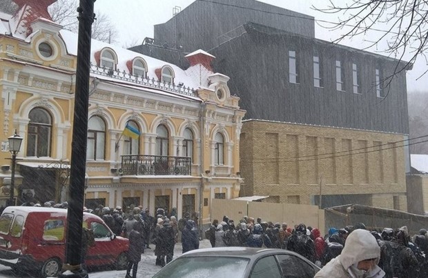 Под крики «Позор!» в Киеве открыли скандальный театр