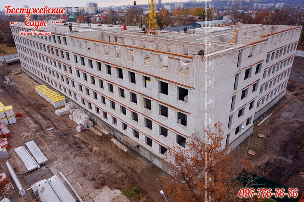 В жилом комплексе «Бестужевские Сады» готовится к перекрытию уже пятый этаж.