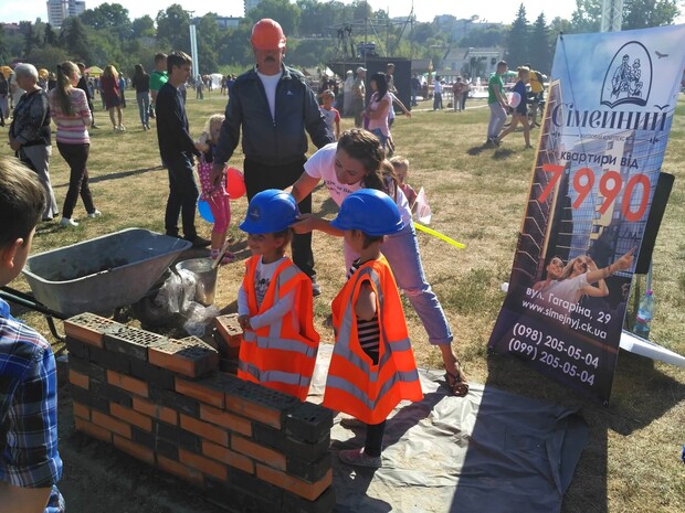 ЖК «Семейный» провел мастер-класс по кладке кирпича