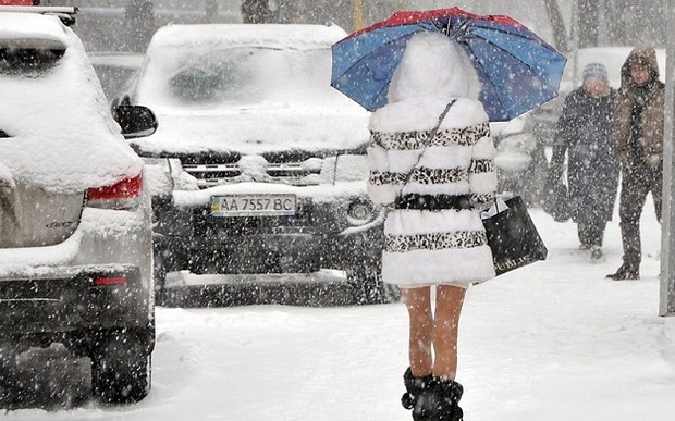 10 см снега: власти Киева рекомендуют пересесть на общественный транспорт