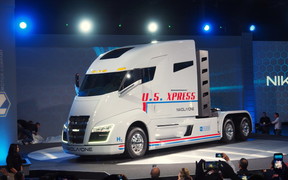 1900 км на одном баке: В США представили водородный грузовик