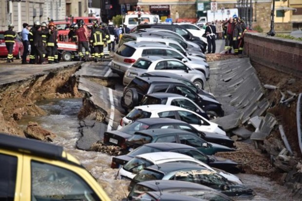 20 припаркованных автомобилей ушли под землю из-за проседания грунта