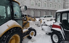 20 см снега: в первый день весны Киев застыл в пробках
