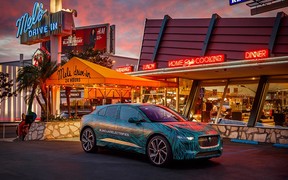 350 км хода: электрический Jaguar I-Pace прокатил первых пассажиров