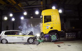 40 способов разбить грузовик: Краш-тесты тягачей Scania