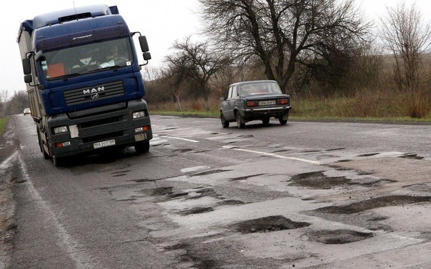 5 самых убитых дорог Украины. Куда лучше не ездить?