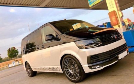 700-сильный Volkswagen Multivan «ложит стрелку» на автобане. ВИДЕО