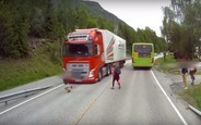 Видео: пассажиры маршрутки чуть не оказались под колесами фуры