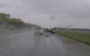 ВИДЕО: мокрые дороги в холодную погоду особо опасны