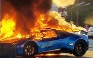 Водитель минивэна случайно спалил Lamborghini Huracan на заправке