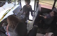 Куда прешь? Водитель школьного автобуса спас подростка, чуть не попавшего под колеса. ВИДЕО