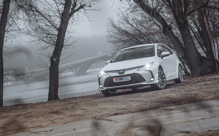 Тест-драйв Toyota Corolla Hybrid: Два кроки вперед