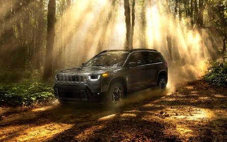 Новий Jeep Cherokee показали на перших фото, не розкривши деталей