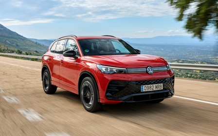 Найпотужніший Tiguan R-Line вже в Україні: усе ще дешевший за базовий Touareg!