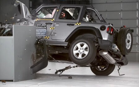 Jeep Wrangler більше не перекидатиметься після зіткнення?