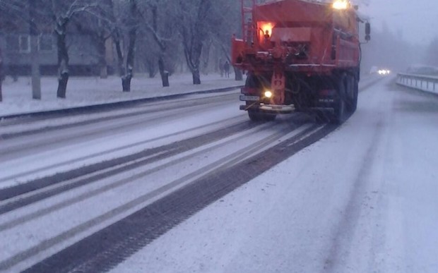 А снег идет: «Киевавтодор» вывел на дороги 313 единиц техники