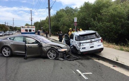 АСАВ? Tesla на автопилоте врезалась в полицейскую машину