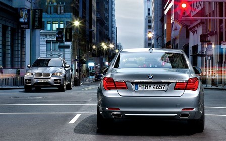 Автомобили BMW научили общаться со светофорами