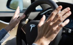 Автомобили Tesla «научили» ездить без водителя