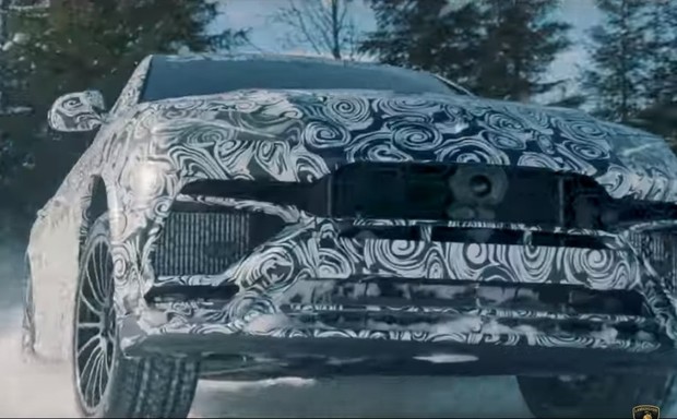 Белый ходок: Lamborghini Urus покоряет снежные равнины