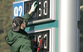 Бензин и дизельное топливо начали дорожать