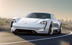 Берегись, Илон: Porsche выпустит электрокар Mission E в нескольких версиях