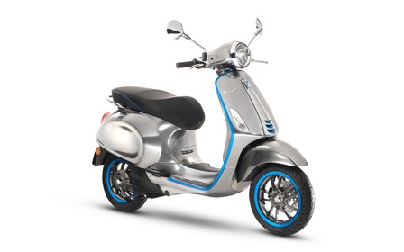 Бесшумный электроскутер Vespa начнут продавать в сентябре. ВИДЕО