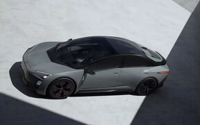 Без кнопок, з дивною ергономікою та незвичним профілем. Це справді нова Corolla?