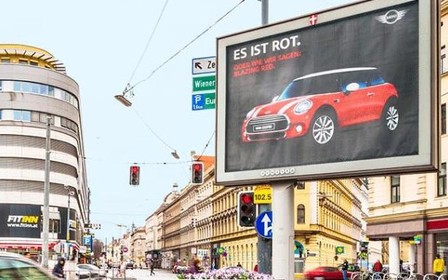 Билборды MINI Cooper научились передразнивать светофоры