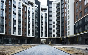 Благоустрій – для кожного будинку: у дворах ЖК Синергія Сіті вкладають бруківку