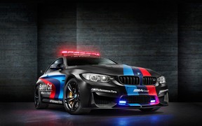 BMW М4 учится ездить на воде