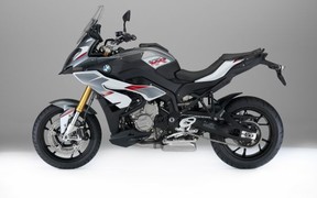 BMW S 1000 XR меняет цвета