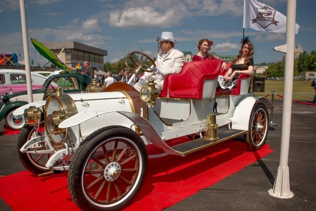 Более 7 тысяч посетителей собрал фестиваль ретро автомобилей «Запорожские Врата 2015»