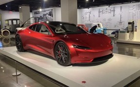 Бомба-ракета! Tesla Roadster получит «реактивную» версию SpaceX