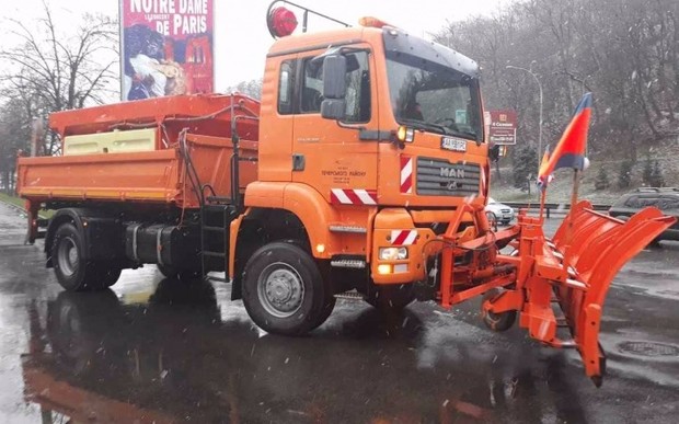 Борьба со снегом: спецтехника уже на дорогах Киева
