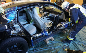 Будет им наука: В Германии разрезали в клочья Porsche Panamera