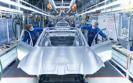 Через недостачу компонентів з України BMW, Volkswagen та Skoda скоротять виробництво