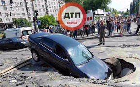ЧП в Киеве: Автомобиль с мамой и ребенком ушел под асфальт