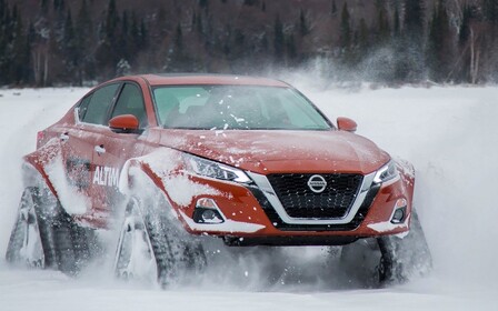 Что нам снег? Nissan Altima поставили на гусеницы. ВИДЕО