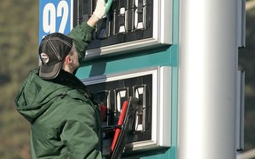 Цены на бензин: АЗС снижают цены, а эксперты ожидают рост 