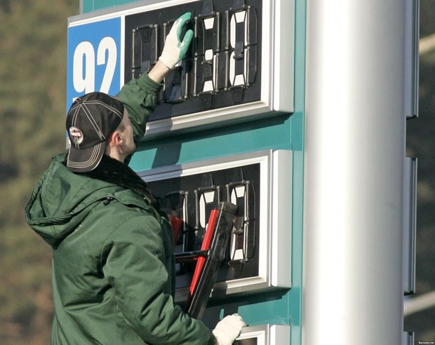 Цены на бензин снова упали